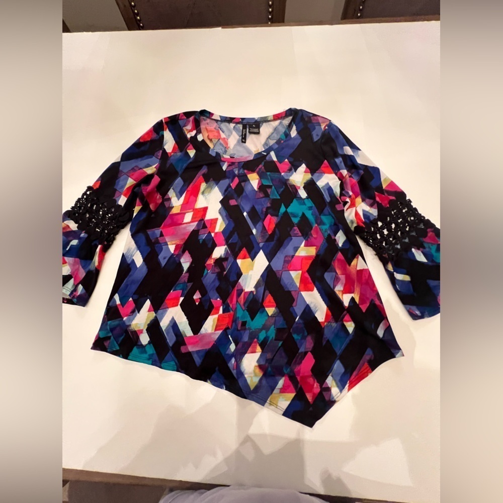NEW DIRECTIONS EMBROIDERED BLACK INSERT IN ARMS   SIZE PL. MULTICOLORED